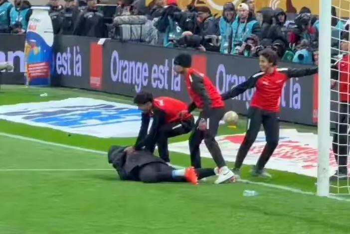 开云体育-摩洛哥抢毛巾球员：向所有人真诚道歉，比赛时我情绪过于激动了